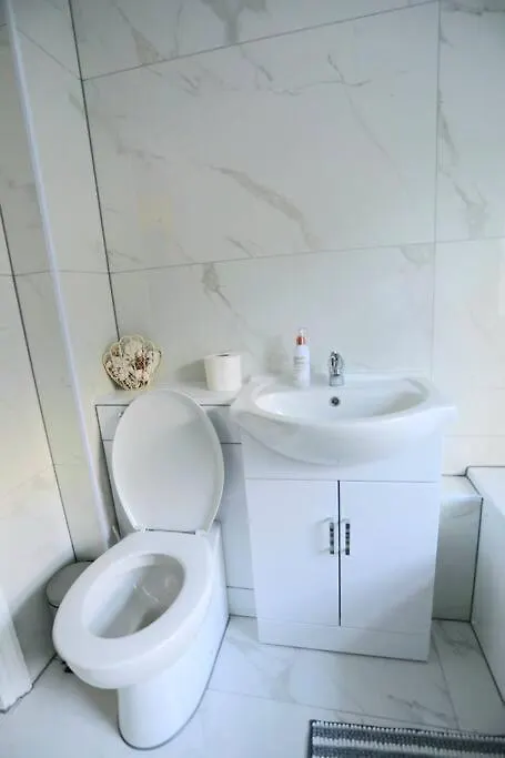 Impeccable 3 Bedroom House プラムステッド アパート