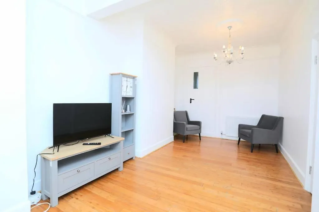 アパート Impeccable 3 Bedroom House プラムステッド