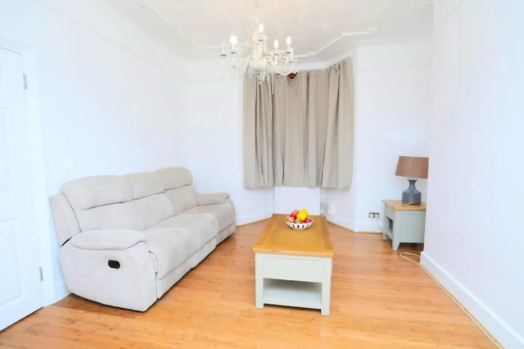 Impeccable 3 Bedroom House プラムステッド