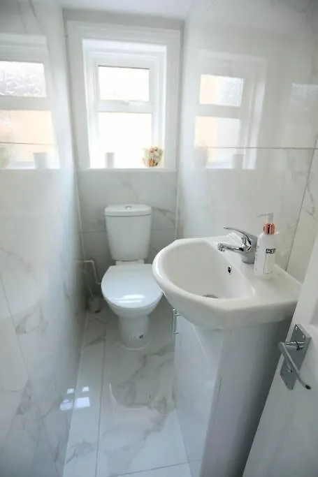 Impeccable 3 Bedroom House プラムステッド 0*,