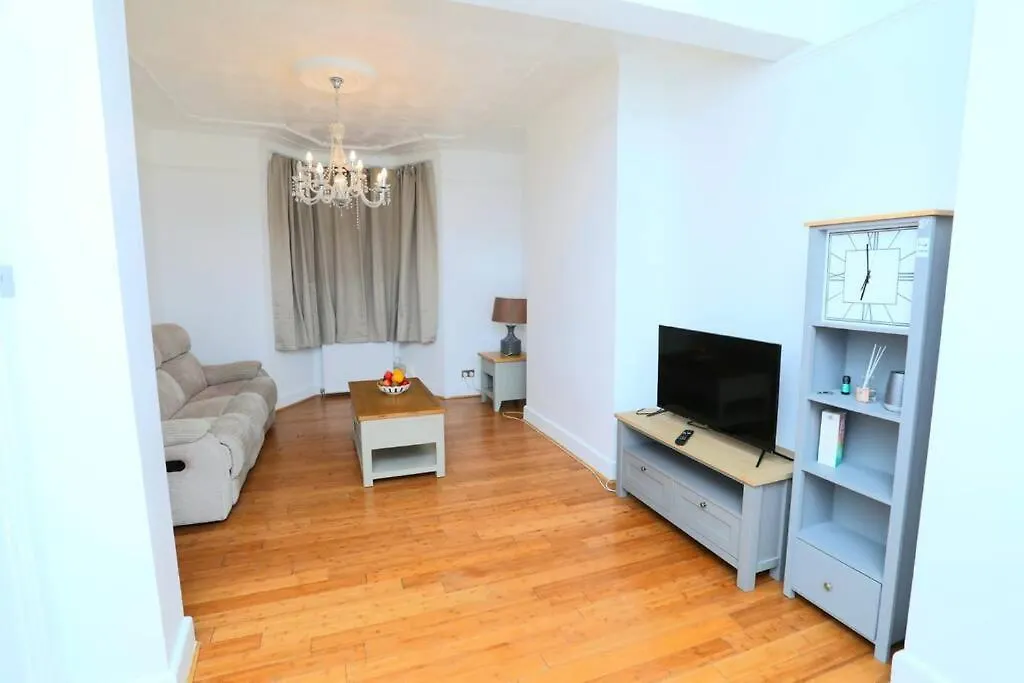 Impeccable 3 Bedroom House プラムステッド アパート